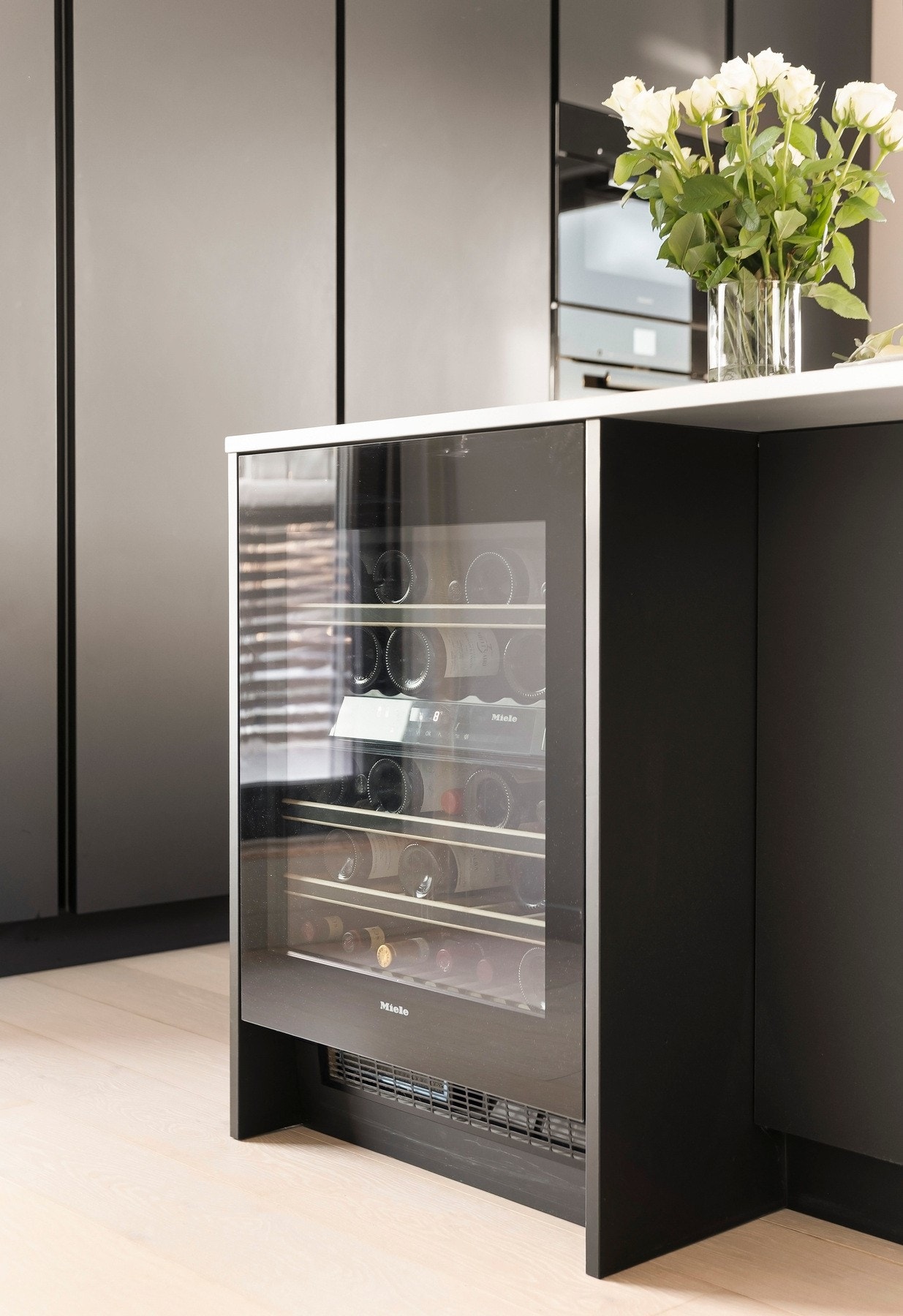 Kjøkkenet er utstyrt med integrerte hvitevarer bestående av platetopp, stekeovn, mikroovn, vinskap, oppvaskmaskin samt kjøl-/fryseskap. Galleribilde