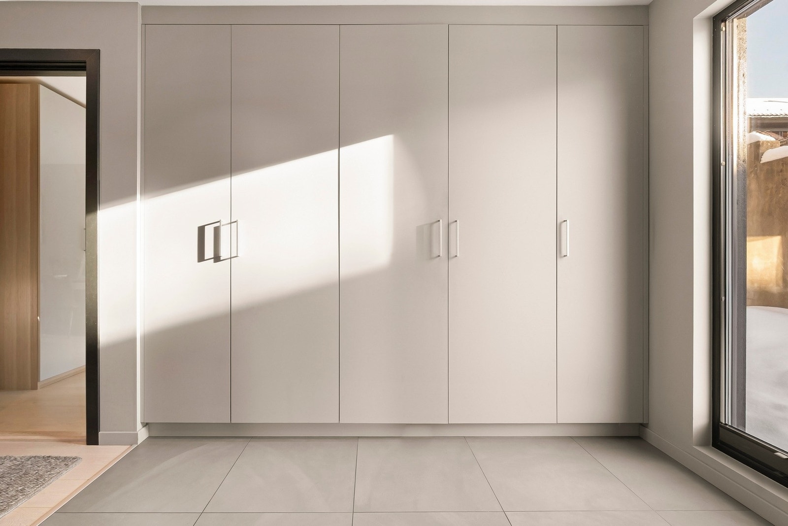 Entré med gode oppbevaringsmuligheter i et stort, innebygd skap. Galleribilde