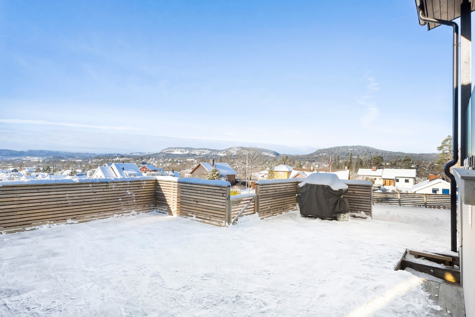 Det er etablert naturlige soner for avslapning og utemøblering, samt god plass til grill og langbord på fine sommerdager. Galleribilde