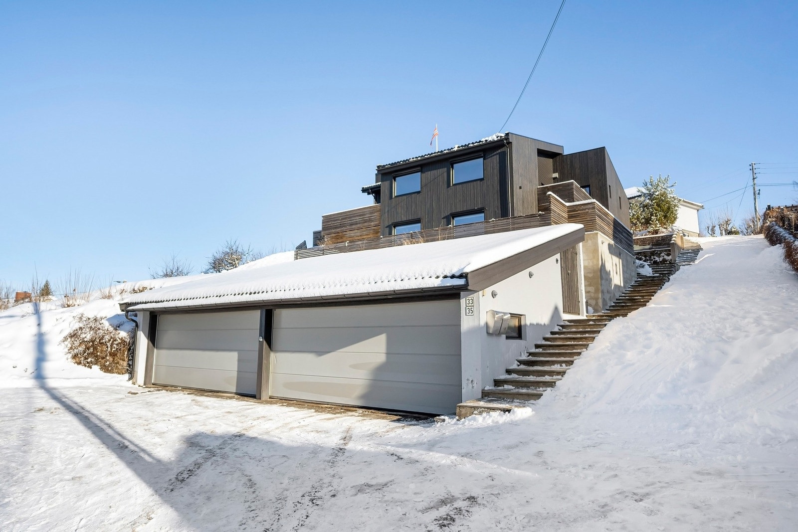 Boligen disponerer en parkeringsplass i felles garasje. Galleribilde