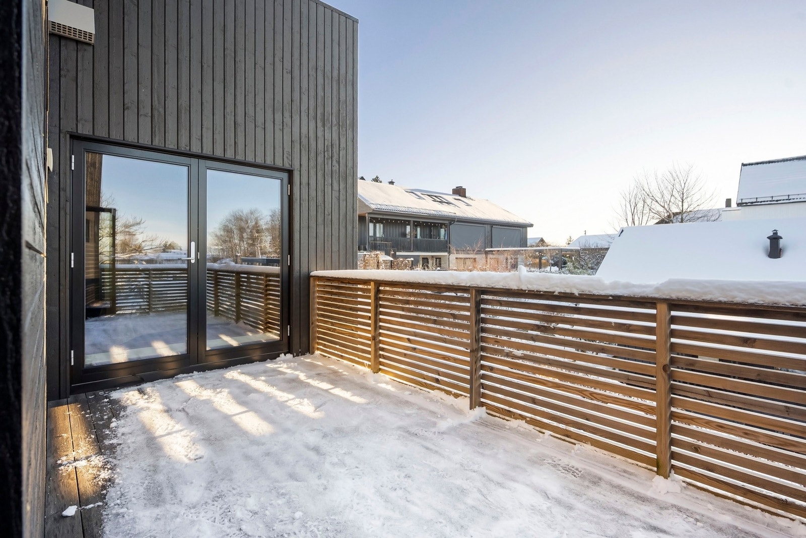 Østvendt balkong med direkte utgang fra både hovedsoverommet og kjøkkenet. Galleribilde