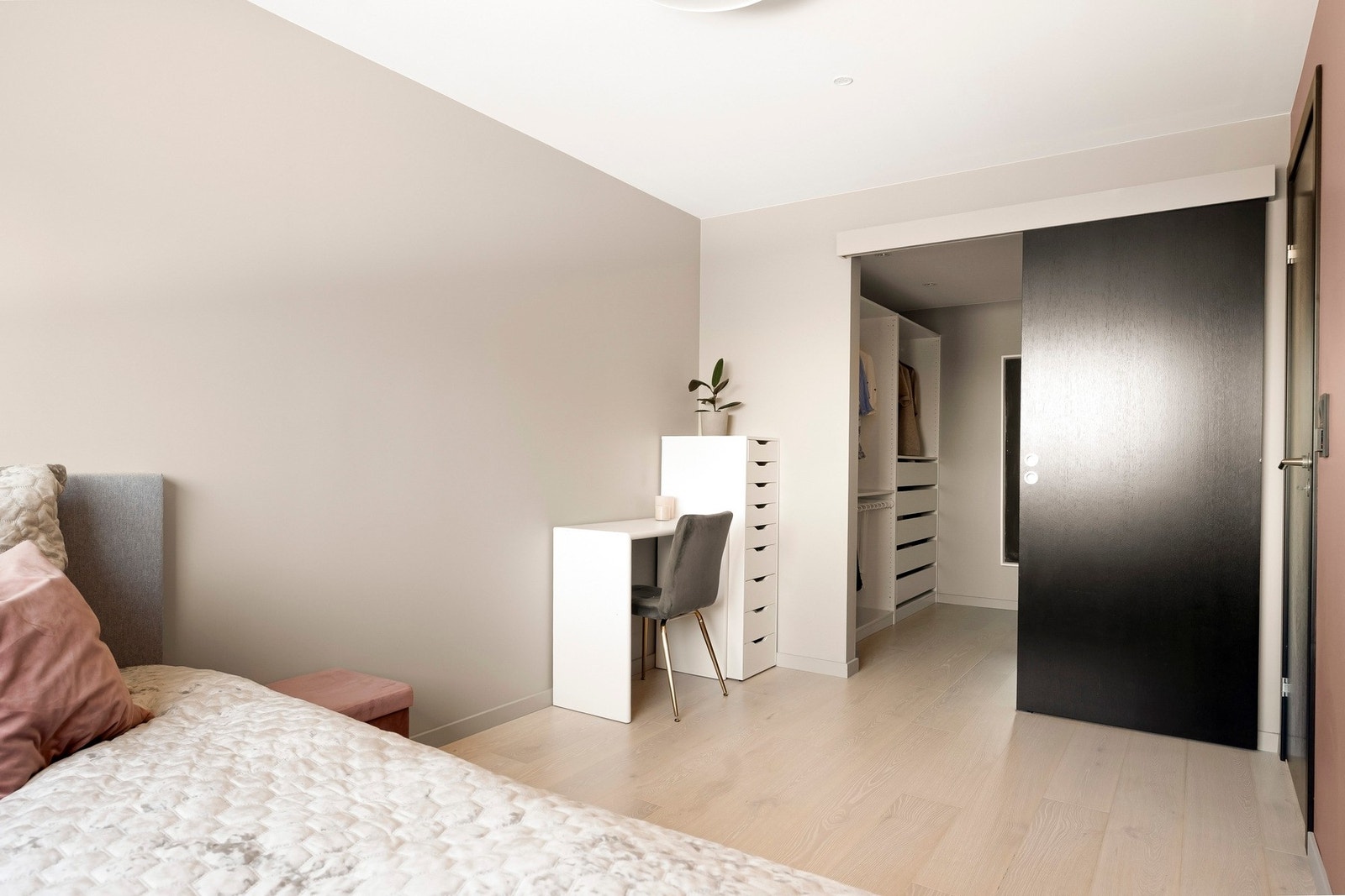 Det tredje soverommet har en god størrelse, med rikelig plass til seng, sminkebord og øvrig møblement. Galleribilde