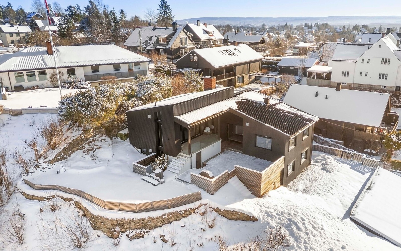 Eiendommen har en attraktiv beliggenhet i et etablert og familievennlig boligområde. Galleribilde