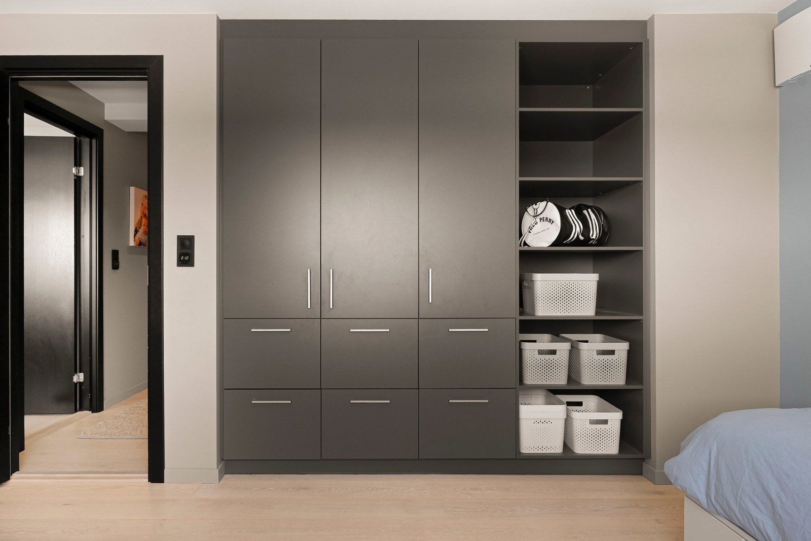 Det er satt inn et garderobeskap med god plass til oppbevaring av klær og tilbehør, som medfølger salget. Galleribilde