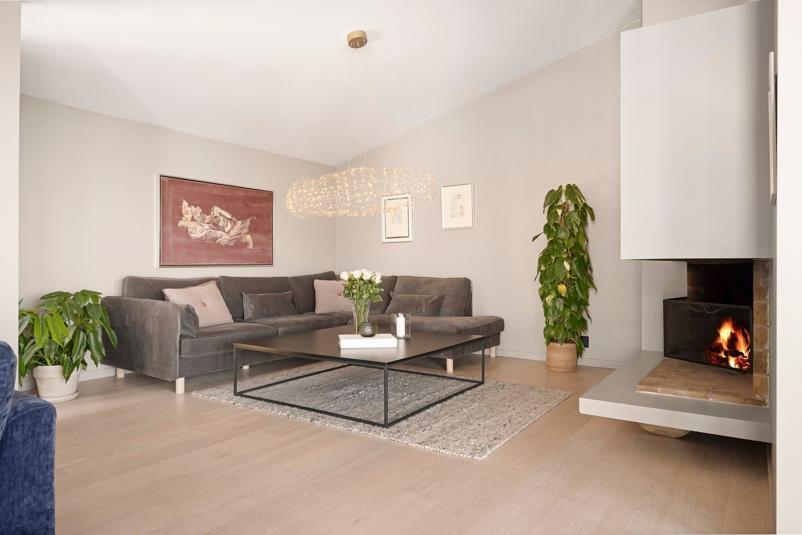 Sentralt i rommet står en elegant peis som tilfører både varme og en lun, hyggelig ambiance i hverdagen. Galleribilde