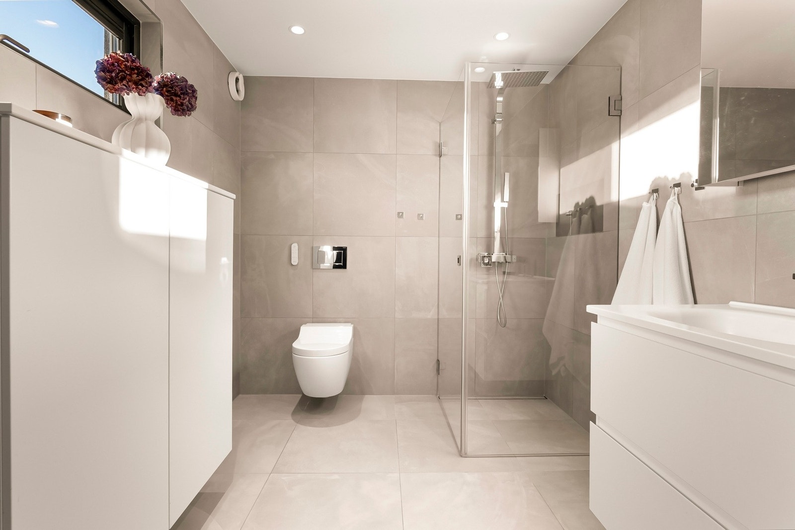 Store fliser i elegante nyanser gir et rolig uttrykk, mens detaljer og innredning holder et høyt kvalitetsnivå. Galleribilde