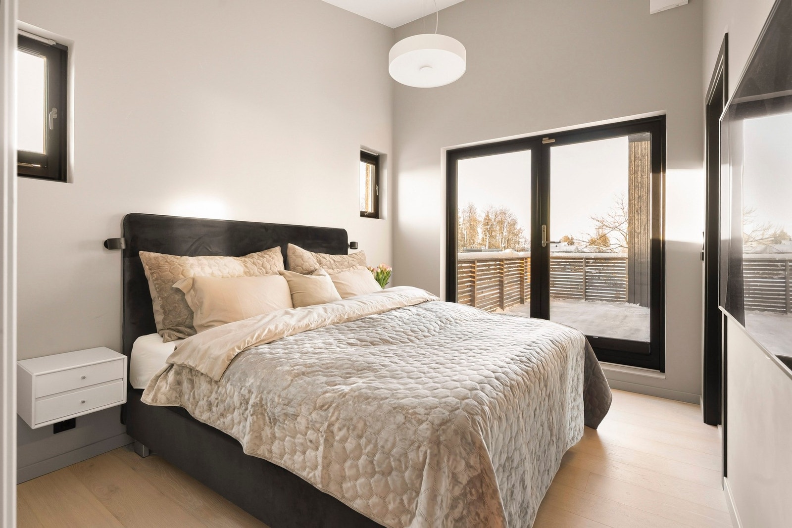 Et lekkert hovedsoverom med en gjennomført luksusfølelse, utgang til egen balkong og tilhørende walk-in-closet. Galleribilde