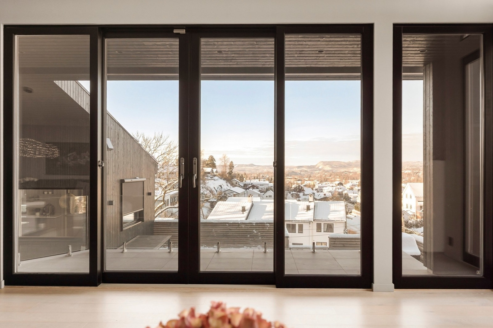 De store vindusflatene slipper inn rikelig med dagslys og skaper en lys og innbydende atmosfære Galleribilde