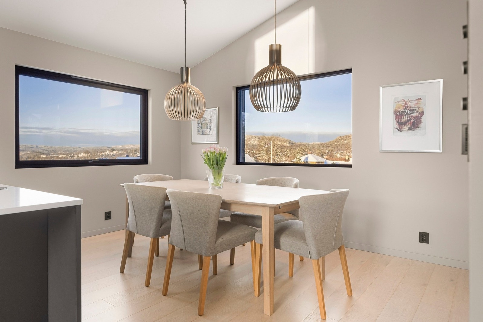 Spisestuen har en naturlig plassering i tilknytning til kjøkken, og oppleves som en sømløs del av den åpne og sosiale planløsningen Galleribilde