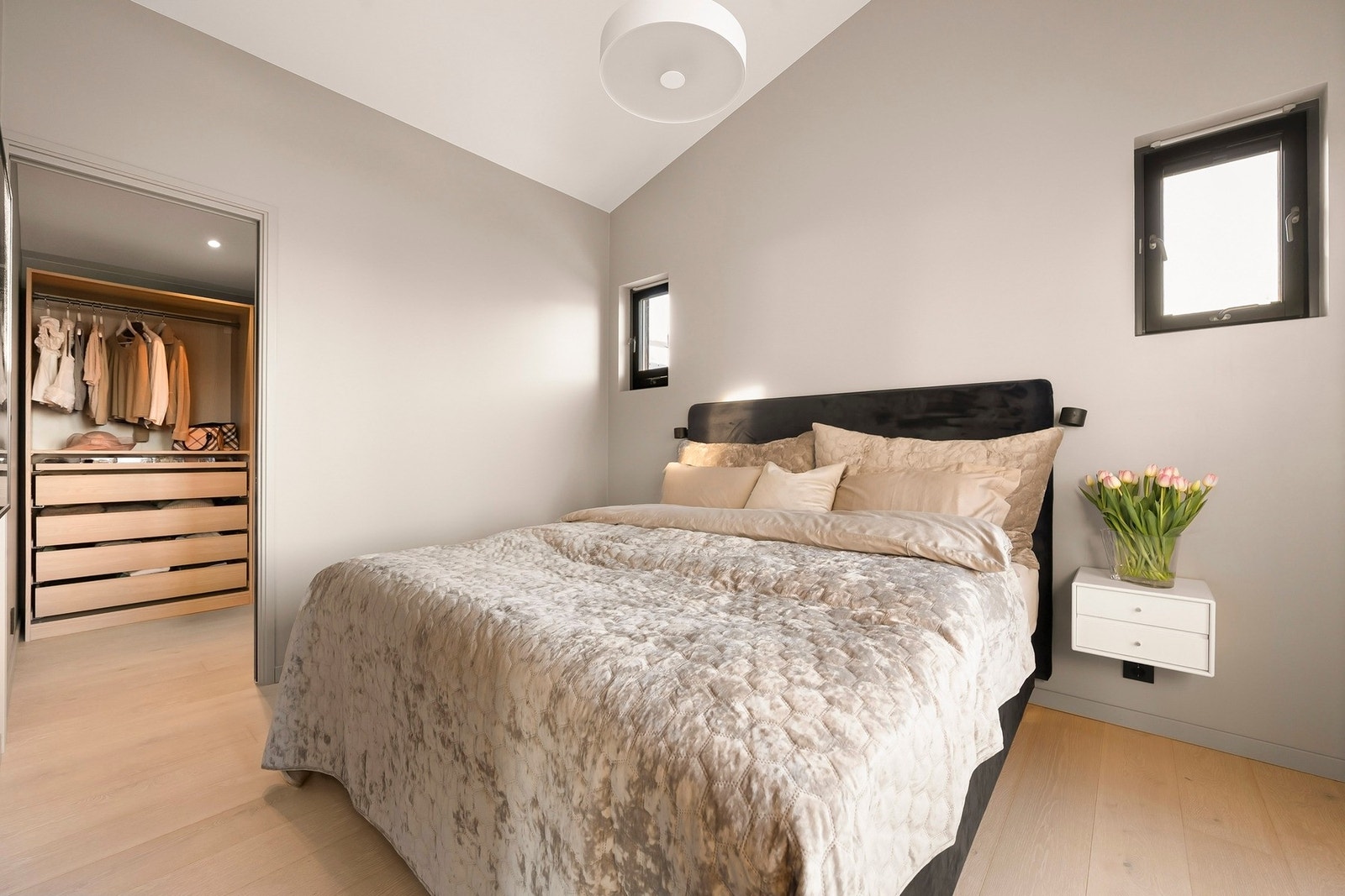 Hovedsoverommet er romslig med god plass til en dobbeltseng, nattbord og dekor. Galleribilde