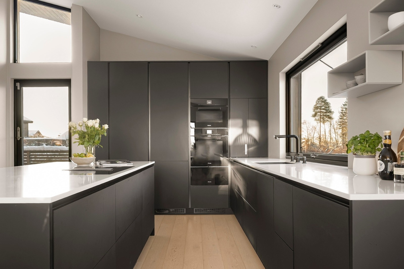 Kjøkkenet er gjennomført og stilrent, med kvalitetsmaterialer og løsninger som kombinerer design og funksjon på en elegant måte. Galleribilde