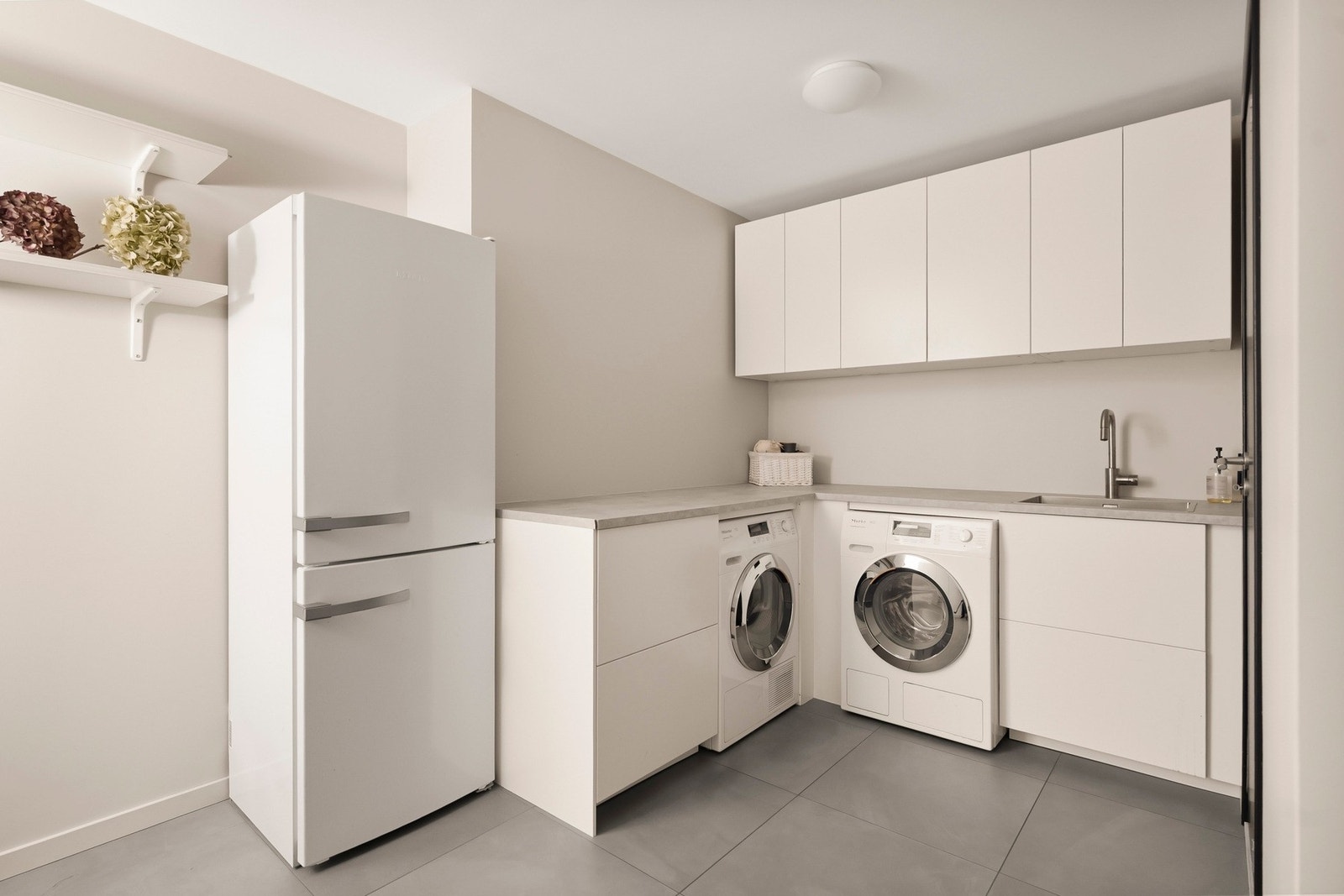 Praktisk og funksjonelt vaskerom . Rommet er ikke godkjent for varig opphold og er orginalt byggemeldt som matbod. Galleribilde