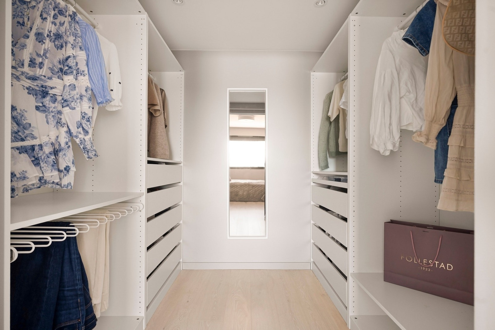 Soverommet har et romslig walk-in-closet med gode oppbevaringsløsninger. Galleribilde