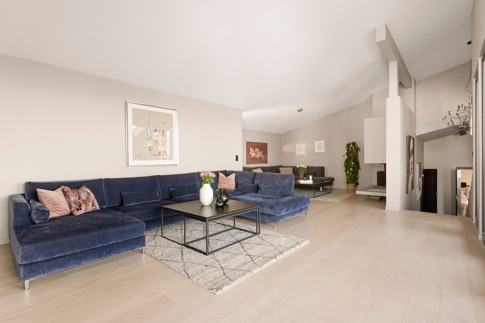 a stuen er det en sømløs overgang videre til loungen, som skaper en naturlig flyt mellom rommene. Galleribilde