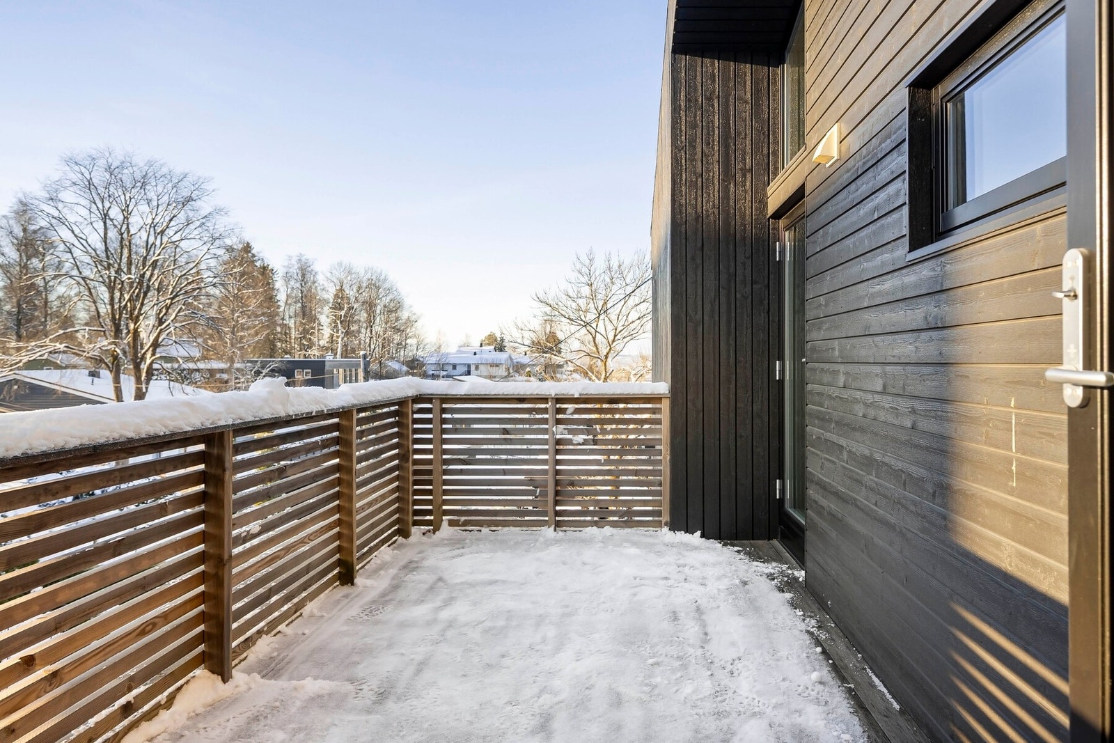 Balkongen har en god størrelse og måler 11 kvm, med plass til hyggelige sittegrupper. Galleribilde