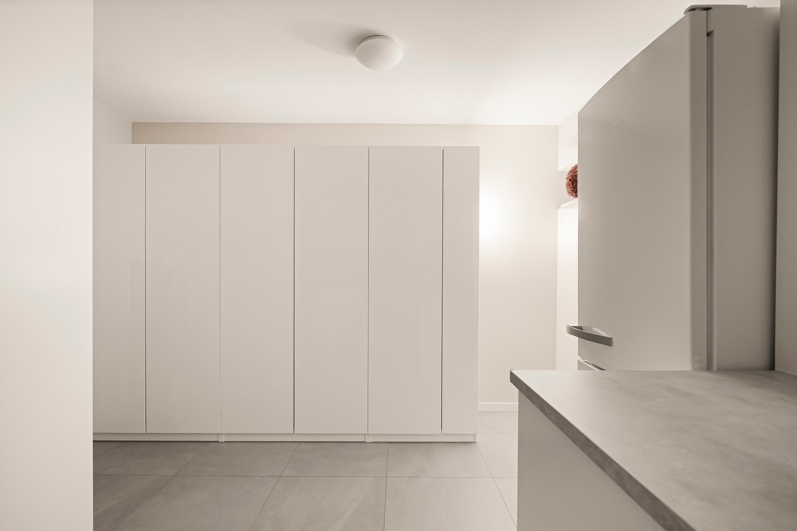 Vaskerommet byr på gode arbeidsflater og rikelig med oppbevaringsplass. Galleribilde