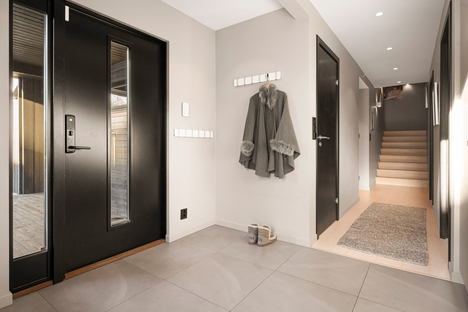 Velkommen hjem! Boligen har en innbydende entré som gir et solid førsteinntrykk av boligen. Galleribilde