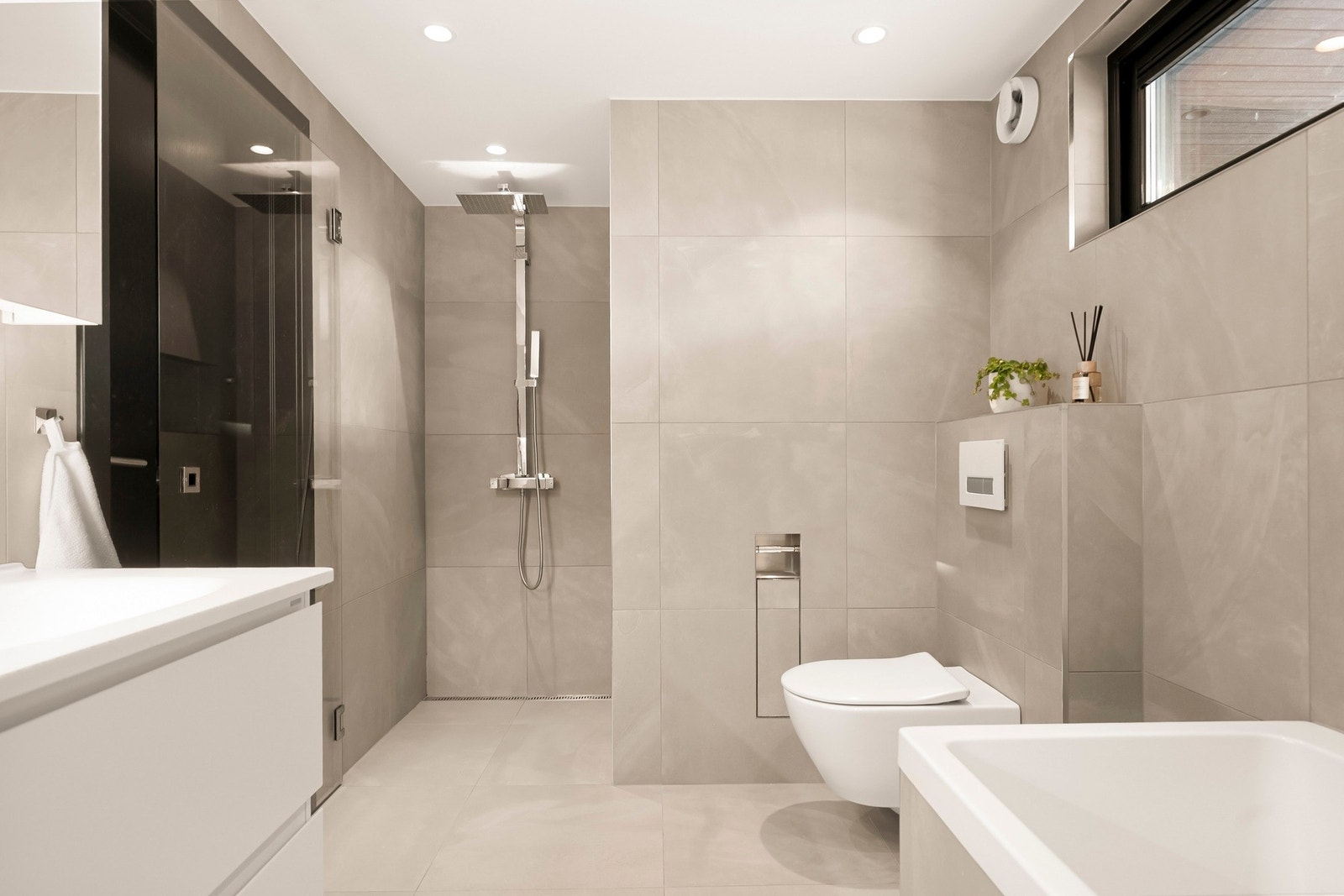 Praktisk og delikat flislagt bad med behagelig gulvvarme. Galleribilde