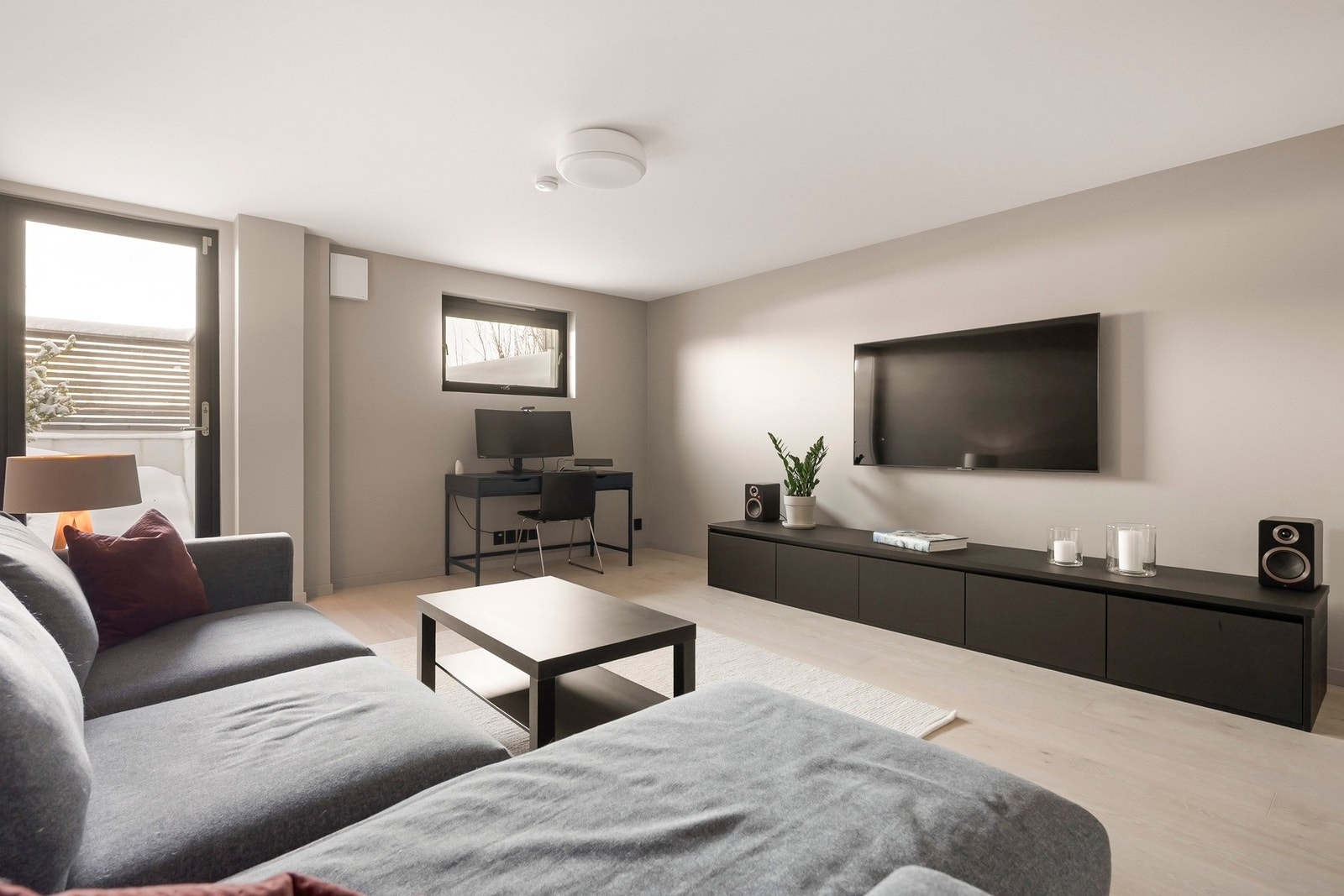 Rom benyttet som tv-stue. Rommet er ikke godkjent for varig opphold og var orginalt byggemeldt som disponibelt rom. Galleribilde