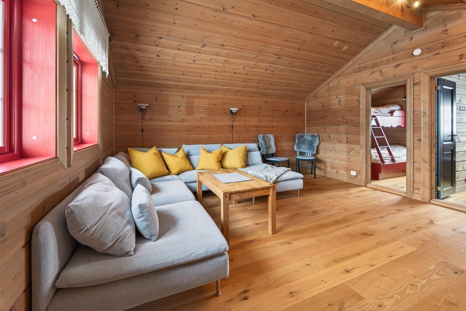 Etasjen består av loftstue og to soverom Galleribilde