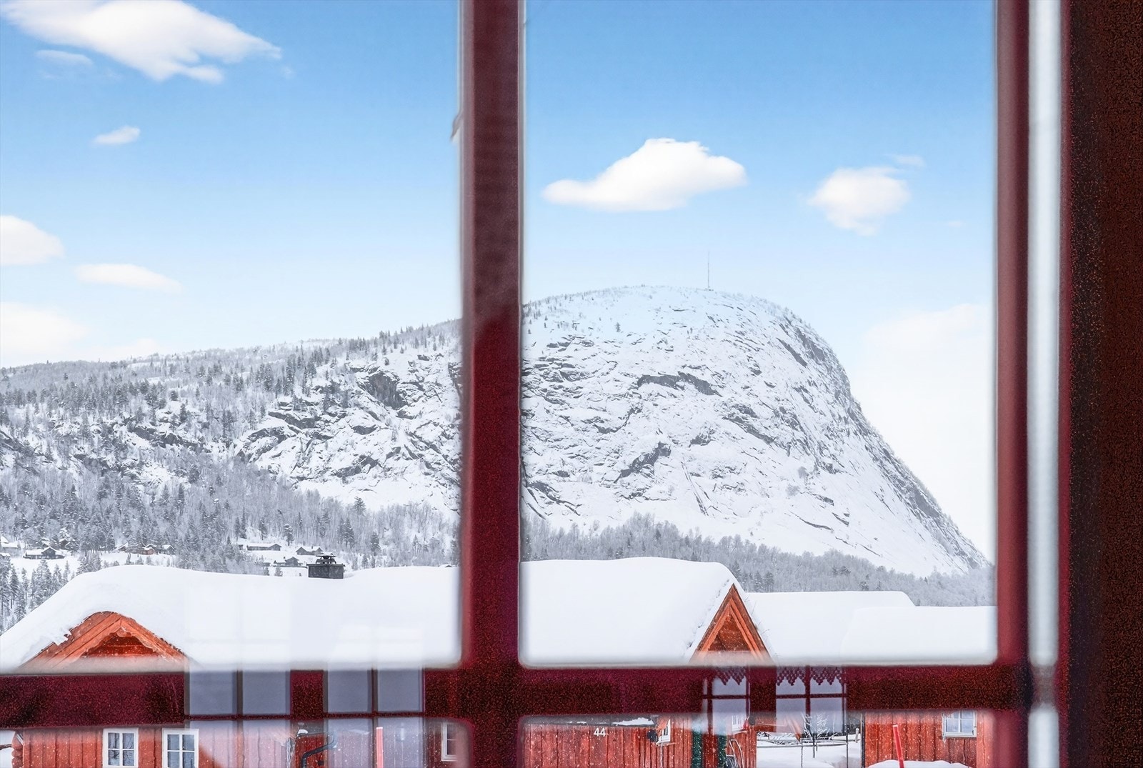 Fint utsikt mot Løefjell fra stue Galleribilde