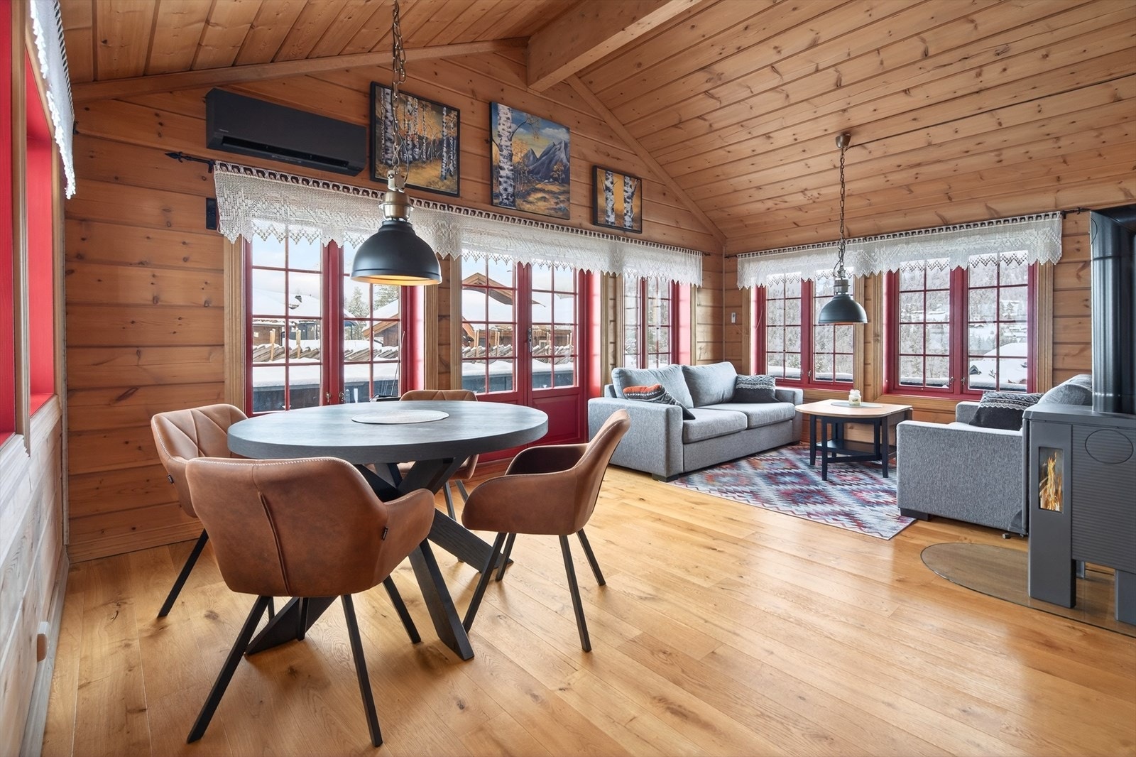 Stue med luftig himling Galleribilde