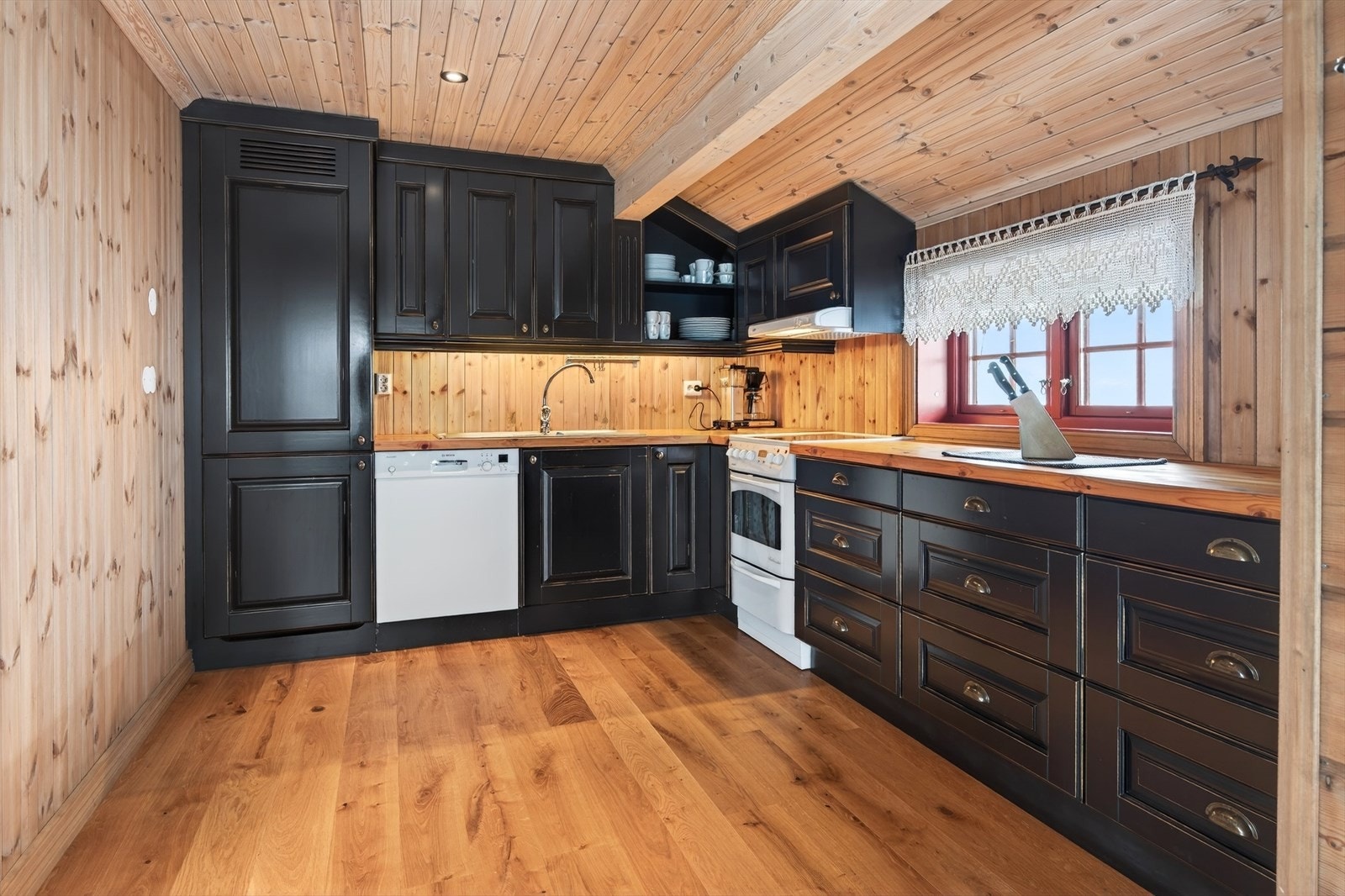 Tidløs, klassisk kjøkkeninnredning med sorte fronter Galleribilde