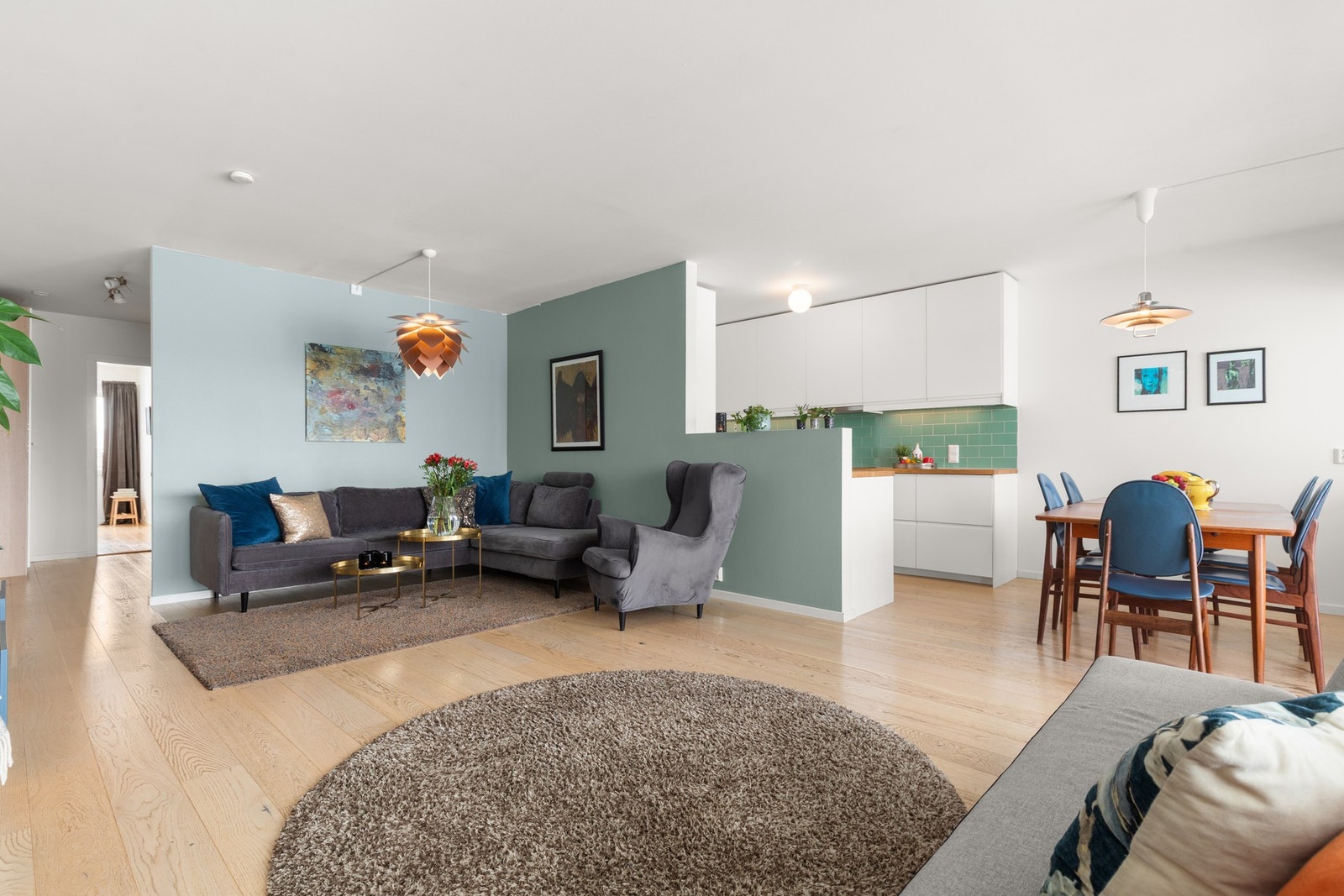 Leilighetens naturlige samlingspunkt er den romslige stuen. Galleribilde