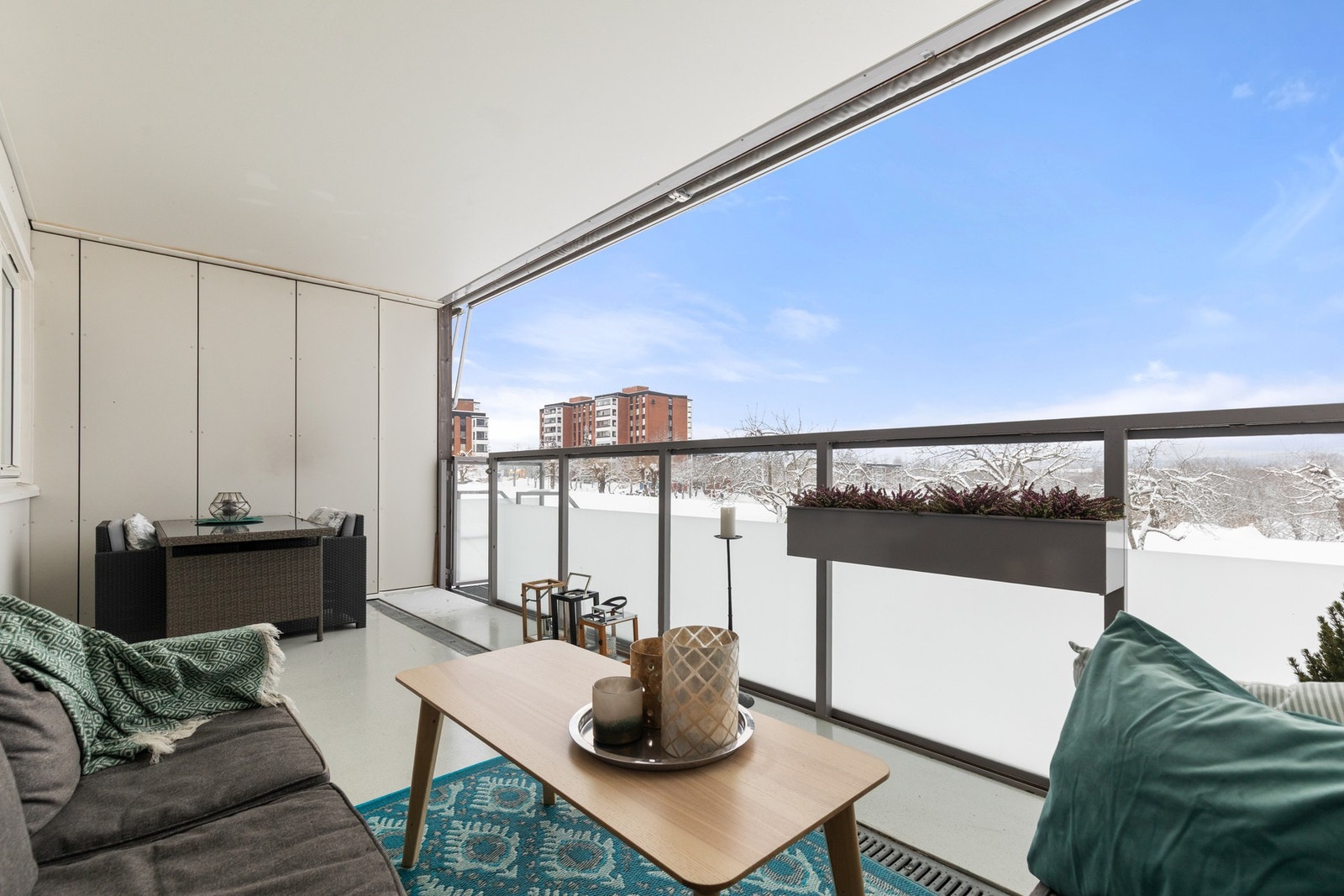 Fra balkongen er det adkomst videre ned til hage. Galleribilde