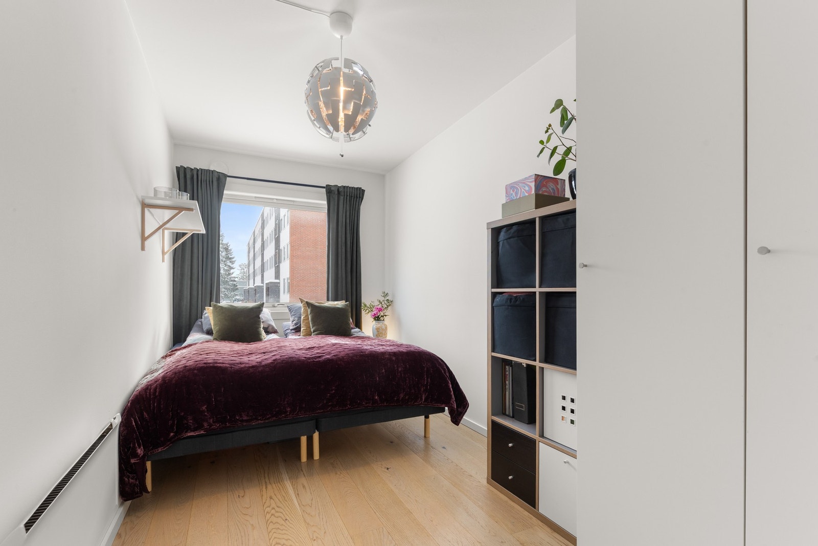 Hovedsoverommet har god plass til dobbeltseng og garderobeløsning. Galleribilde