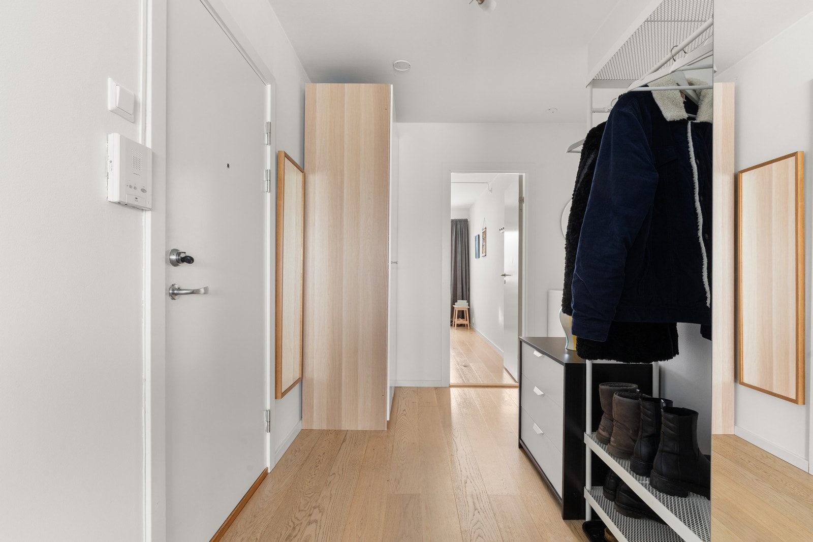 Velkommen inn i en lys og innbydende entré! Galleribilde