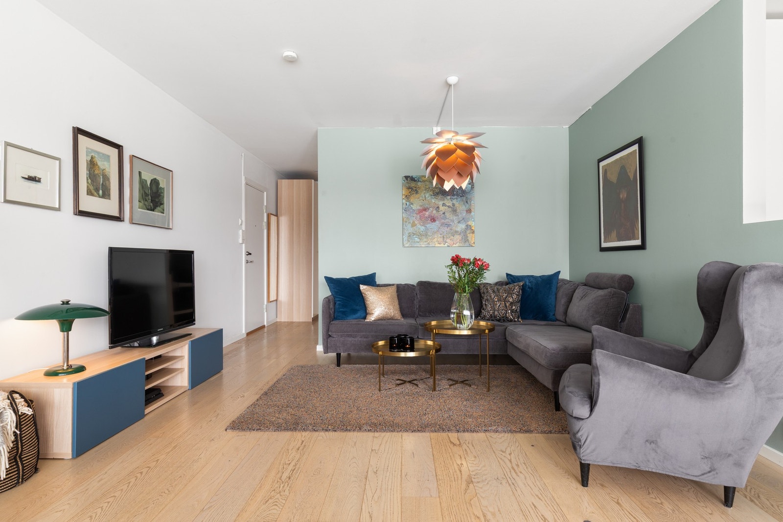 Her er det god plass til både sofagruppe og spiseplass. Galleribilde