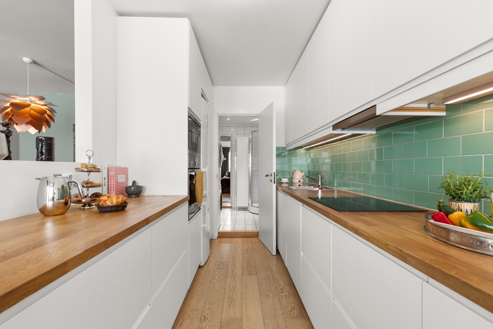 Innredningen har integrert stekeovn, mikrobølgeovn og oppvaskmaskin. Galleribilde