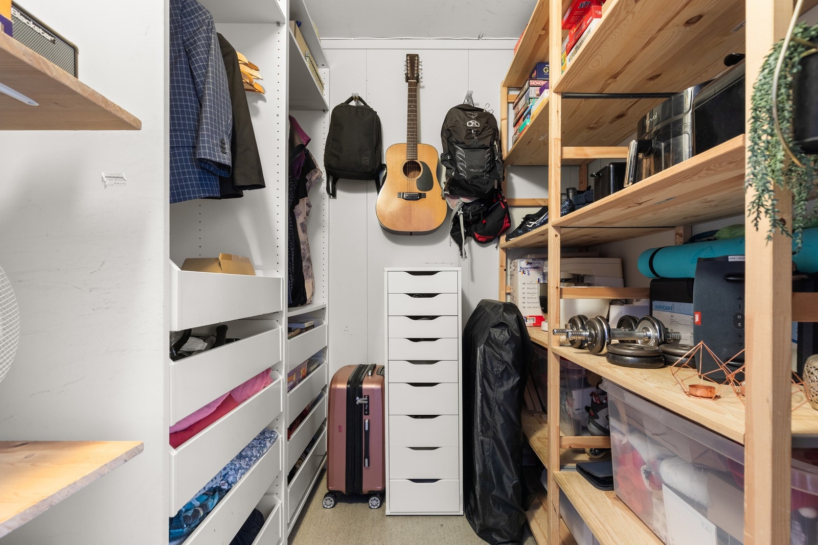 Her har du en innvendig bod som gir god plass til yttertøy og sko, og sørger for en ryddig og funksjonell start på hjemmet. Galleribilde