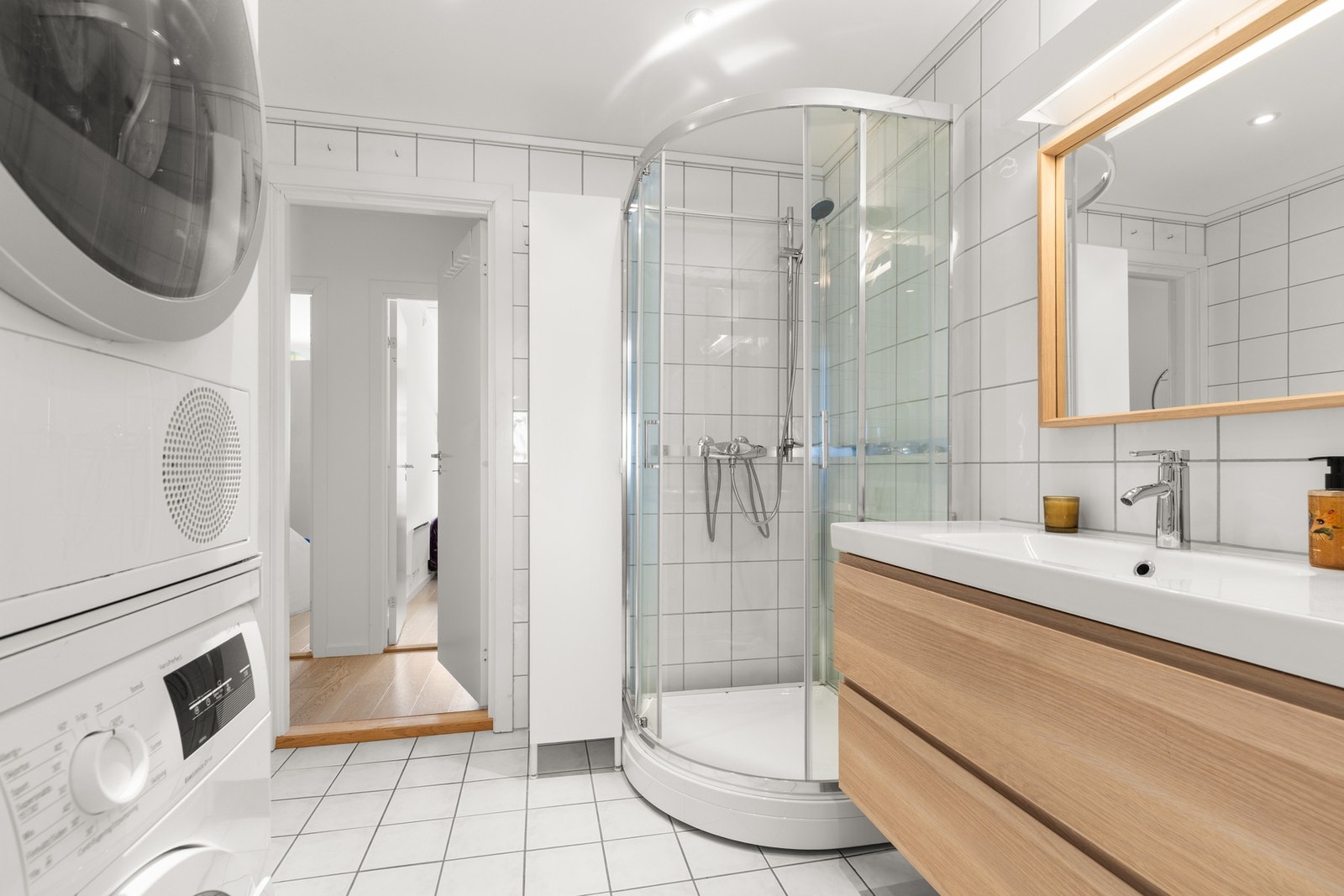 Innredningen består av servantmøbel med god oppbevaringsplass og speil med belysning. Galleribilde