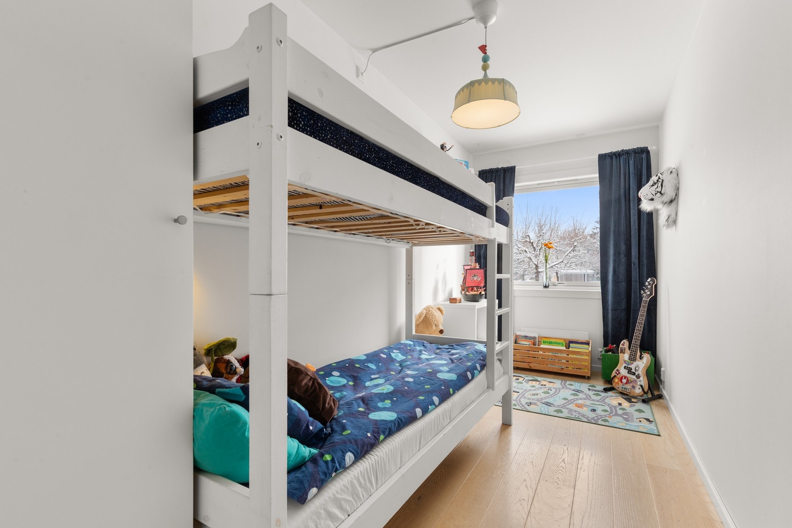 Rommene fremstår lyse og har plass til seng, oppbevaring og eventuelt skrivepult etter behov. Galleribilde