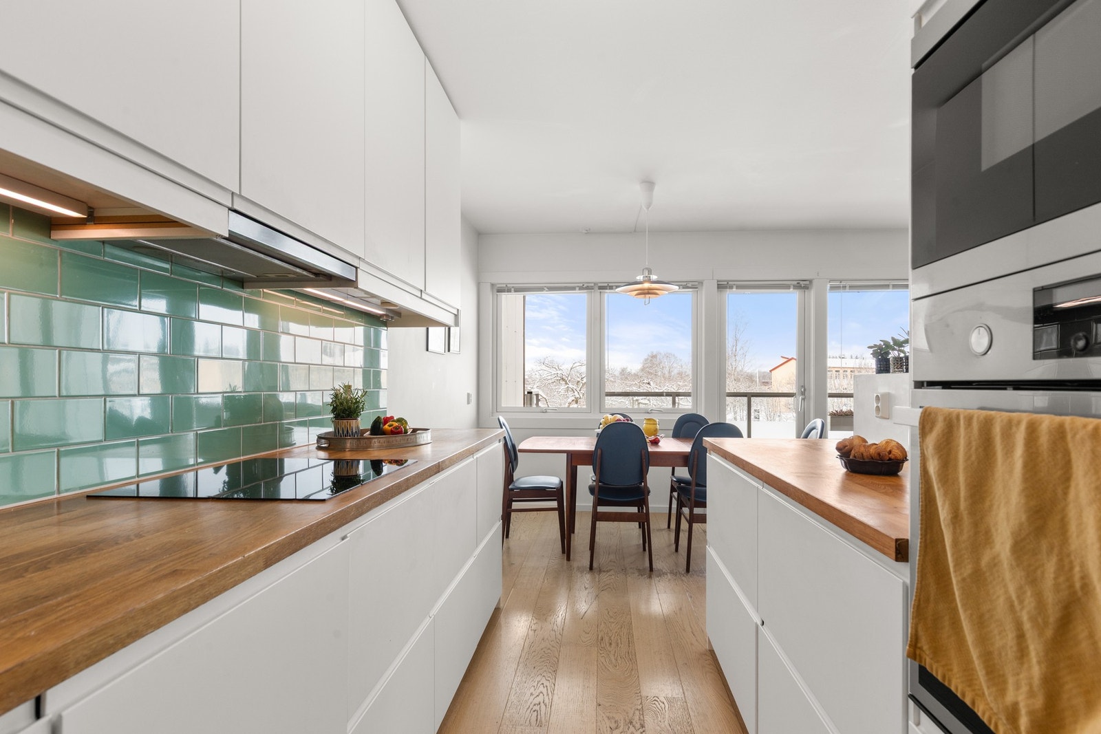 Kjøkkenet er fra 2016 og fremstår moderne og funksjonelt med glatte fronter og gode arbeidsflater. Galleribilde