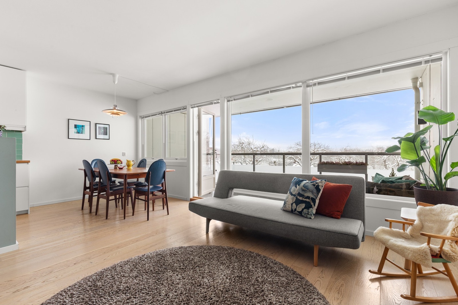 Stuen har direkte utgang til en balkong på ca. 15 m². Galleribilde