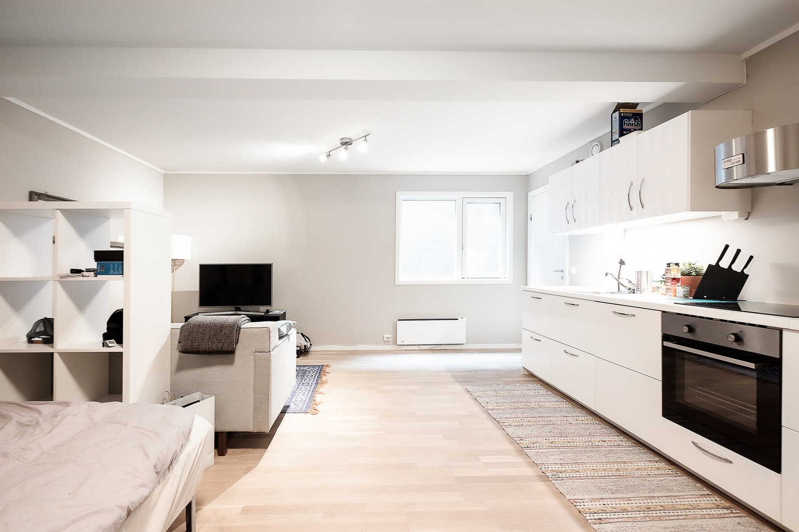 Rom i underetasjen er benyttet som hybel. Det gjøres oppmerksom på at rommet ikke er godkjent til varig opphold. Byggemeldt som bod. Galleribilde