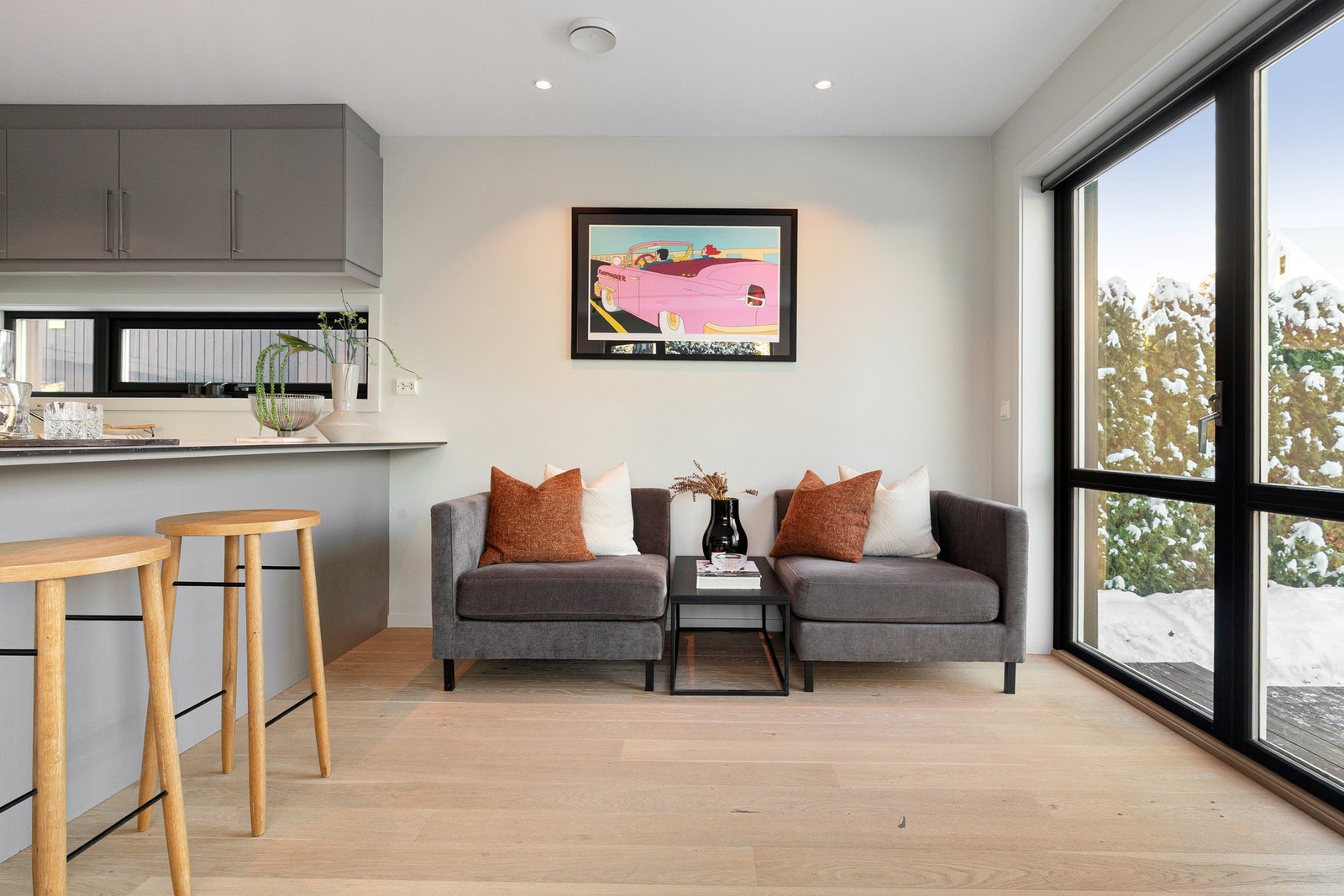 Stue med utgang til terrasse og hage. Galleribilde