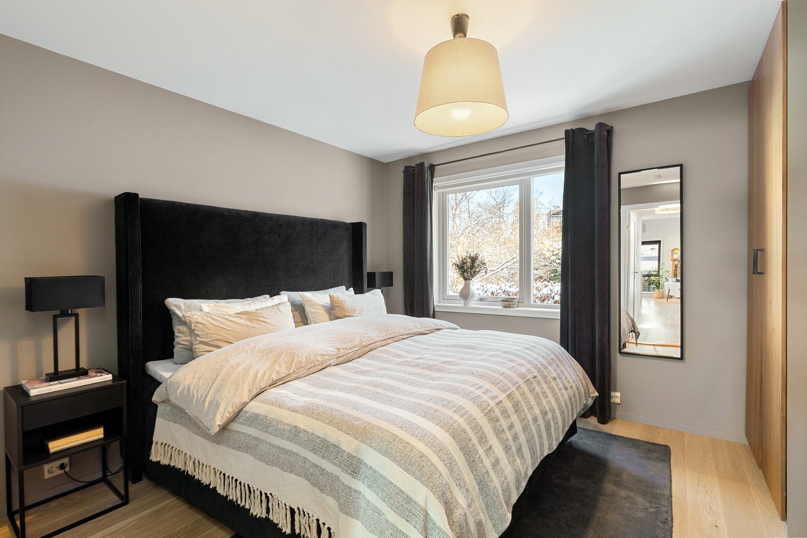 Hovedsoverommet er av god størrelse og har godt med oppbevaring. Galleribilde