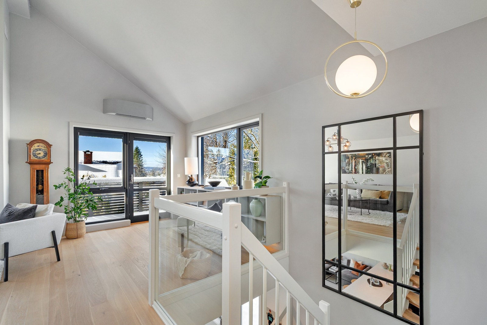 Utgang til balkong fra stuen. Galleribilde