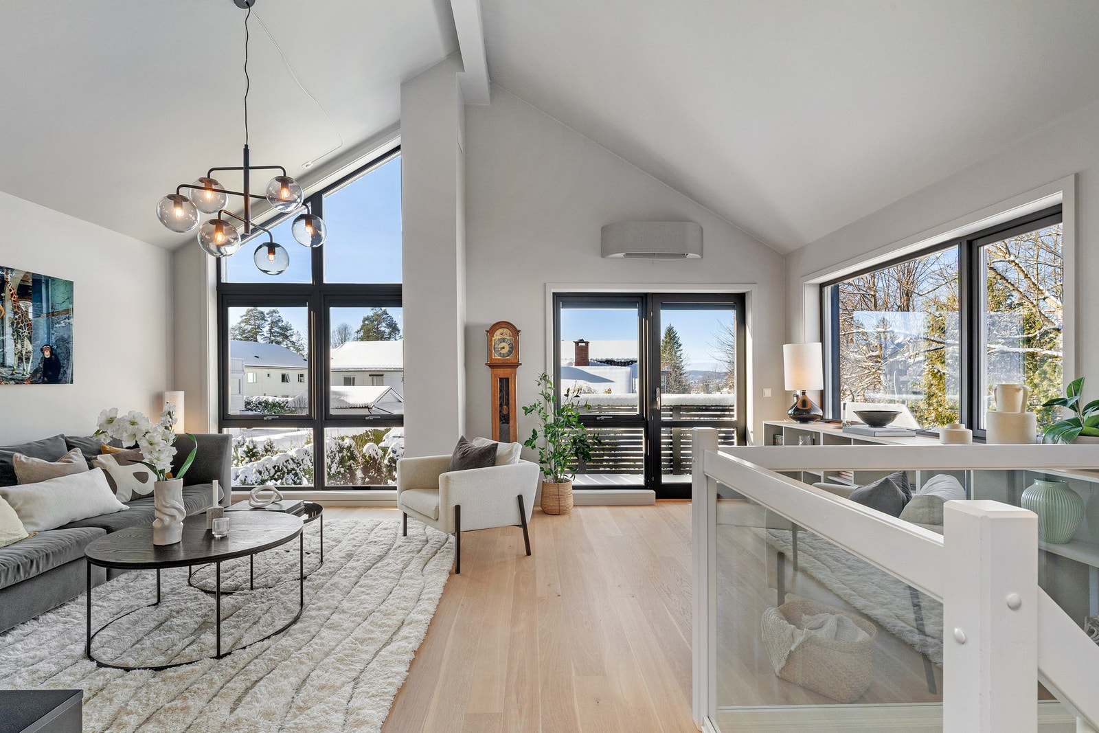 Innholdsrik enebolig over tre plan med solrik hage, terrasse og dobbeltgarasje. Egen kjellerinngang. Galleribilde