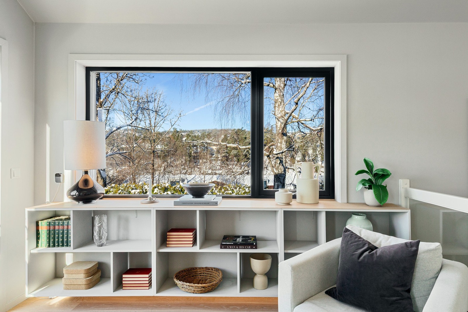 Majoriteten av flater i boligen ble malt i 2020/2021. Galleribilde