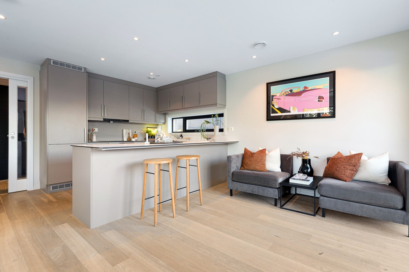 Lys åpen stue- og kjøkkenløsning. Galleribilde