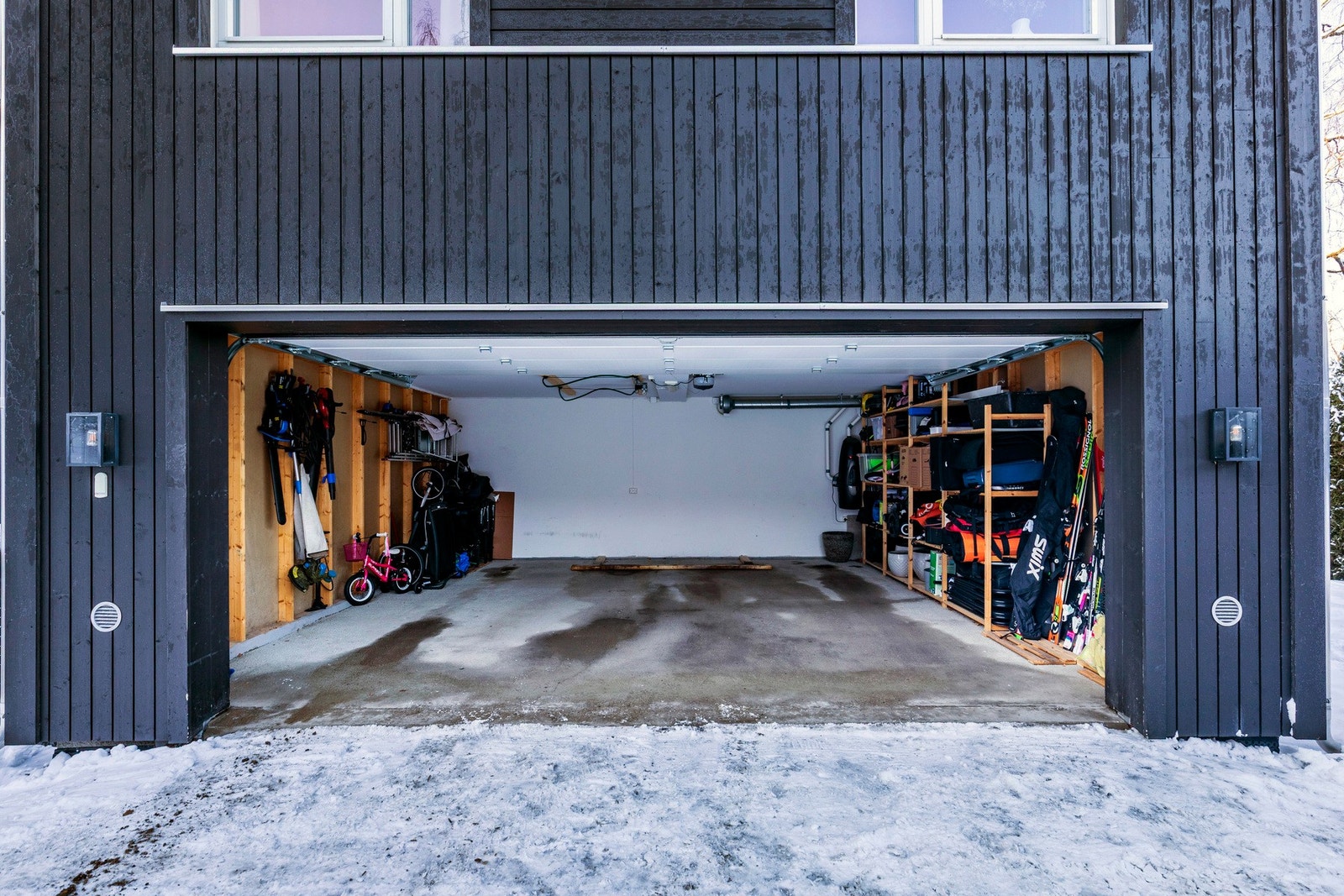Dobbelgarasje med elektrisk port. Sentralstøvsuger er montert i garasjen. Galleribilde