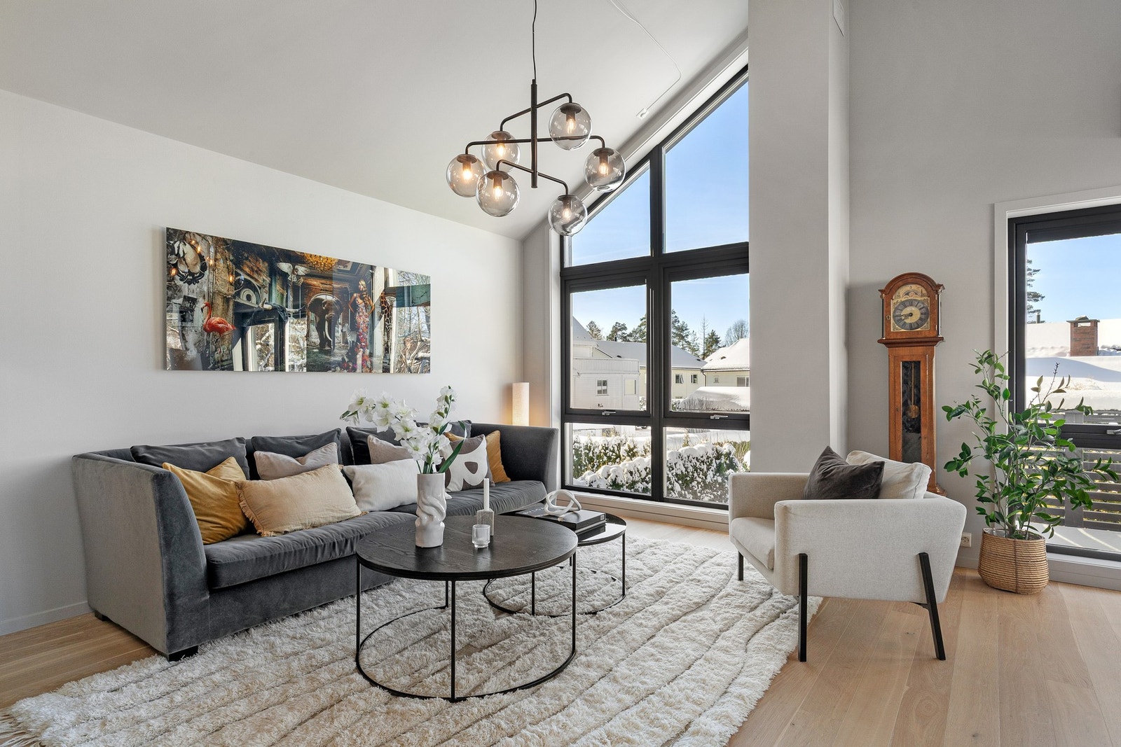 Stuen har store vindusflater som slipper inn rikelig med dagslys og gir rommet en lys og luftig følelse. Galleribilde