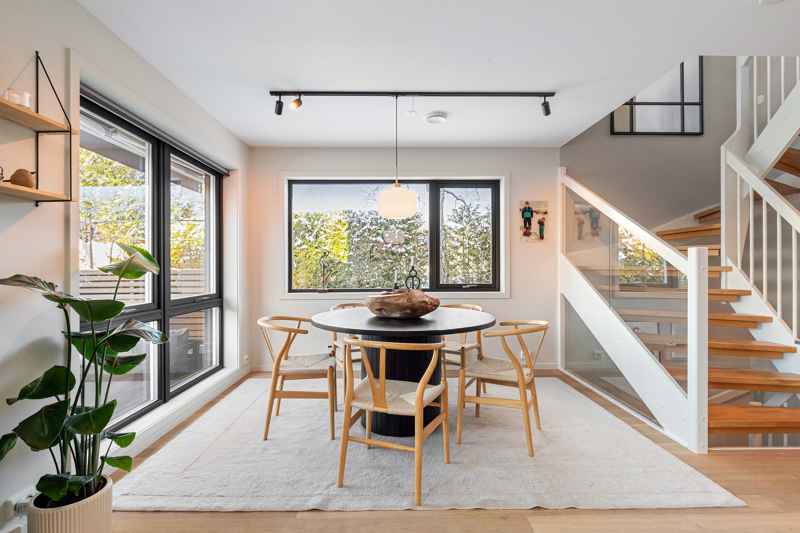 Luftig spiseplass med god plass til spisebord. Galleribilde