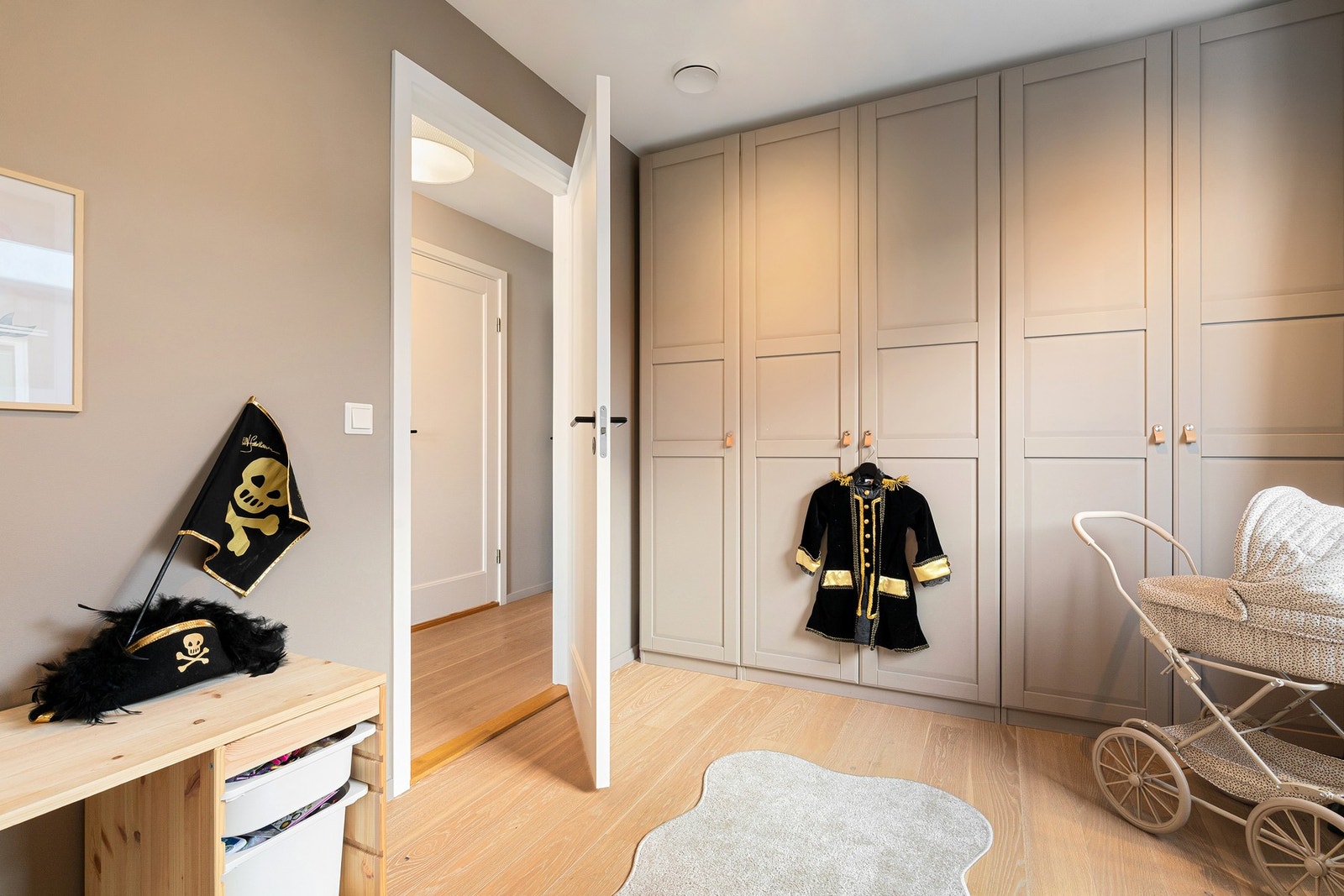 Praktiske garderobeskap langs hele veggen. Galleribilde