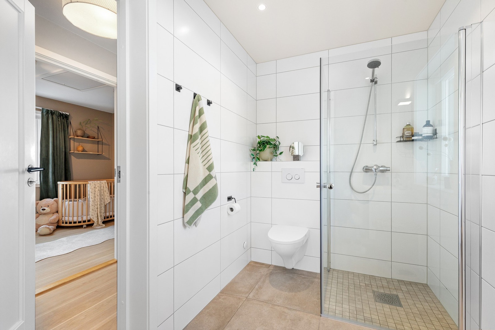 Bad med dusj og badekar. Galleribilde